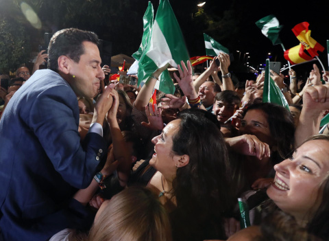  El candidato del PP a la reelección de la Junta de Andalucía, Juanma Moreno, a las puertas de la sede del partido en Sevilla agradece a toda la gente que le espera tras lograr una histórica mayoría absoluta en Andalucía, con 58 de los 109 escaños d