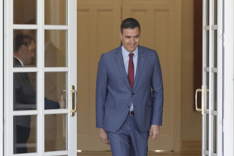  El presidente del Gobierno, Pedro Sánchez, sale a recibir al primer ministro de Letonia, Arturs Krisjanis Karins, a su llegada al Palacio de La Moncloa, este lunes, en Madrid. EFE/ Emilio Naranjo
