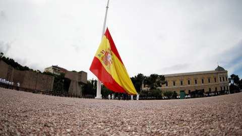 El izado solemne de la bandera por el séptimo aniversario de la proclamación de Felipe VI como rey de España.- EFE El izado solemne de la bandera por el séptimo aniversario de la proclamación de Felipe VI como rey de España.- EFE