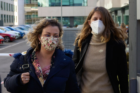  La expresidenta de Infancia Libre, María Sevilla (i), asiste al juzgado a que le entreguen la orden de ingreso en prisión, en el Juzgado de lo Penal nº 2, a 1 de febrero de 2022, en Madrid (España).- EUROPA PRESS
