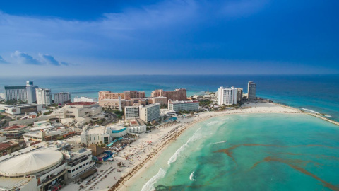 Cancún, México, es un destino turístico de clase mundial, ubicado unos pocos kilómetros de pueblos maya tradicionales. Dronepicr/Wikicommons, CC BY Cancún, México, es un destino turístico de clase mundial, ubicado unos pocos kilómetros de pueblos maya tradicionales. Dronepicr/Wikicommons, CC BY