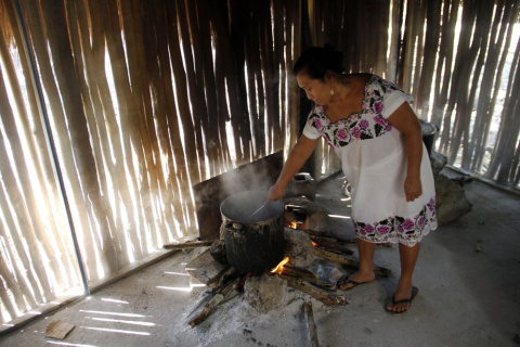 Muchos mayas de la península de Yucatán aún visten, cocinan y viven de una manera tradicional. AP Photo/Israel Leal Muchos mayas de la península de Yucatán aún visten, cocinan y viven de una manera tradicional. AP Photo/Israel Leal