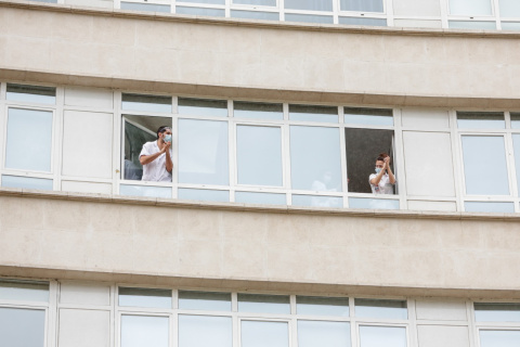 Dos sanitarios aplauden en la Fundación Jiménez Díaz de Madrid.- Ricardo Rubio / Europa Press Dos sanitarios aplauden en la Fundación Jiménez Díaz de Madrid.- Ricardo Rubio / Europa Press