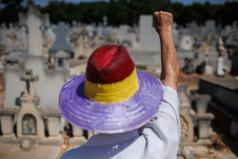  Allegados y familiares con el puño en alto en la tumba de los fusilados que homenajean, en el Cementerio de la Almudena, a 3 de julio de 2022, en Madrid (España). EUROPA PRESS