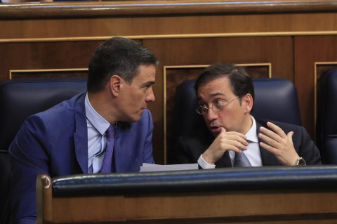 El presidente del Gobierno, Pedro Sánchez, conversa con el ministro de Asuntos Exteriores, José Manuel Albares (d), este miércoles durante el pleno del Congreso de los Diputados. EFE/Fernando Alvarado El presidente del Gobierno, Pedro Sánchez, conversa con el ministro de Asuntos Exteriores, José Manuel Albares (d), este miércoles durante el pleno del Congreso de los Diputados. EFE/Fernando Alvarado
