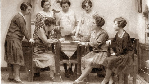 Comité de la XII Conferencia Internacional de la Federación Internacional de Mujeres Universitarias (1928). De izquierda a derecha: Loreto Tapia, Jimena Quirós (sentada), Matilde Huici, Conrada Calvo, María Arapalis, Clara Campoamor y Josefina Soriano