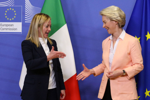 La recién nombrada primera ministra italiana, Giorgia Meloni (izquierda), le da la mano a la presidenta de la Comisión Europea, Ursula von der Leyen, durante una reunión en la sede de la Comisión Europea en Bruselas, el 3 de noviembre de 2022.- AFP La recién nombrada primera ministra italiana, Giorgia Meloni (izquierda), le da la mano a la presidenta de la Comisión Europea, Ursula von der Leyen, durante una reunión en la sede de la Comisión Europea en Bruselas, el 3 de noviembre de 2022.- AFP