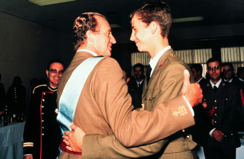  FOTO DE ARCHIVO, el Rey Felipe VI (2i) junto a su padre, el Rey Juan Carlos I (1i), en un acto oficial.- Europa Press Reportajes