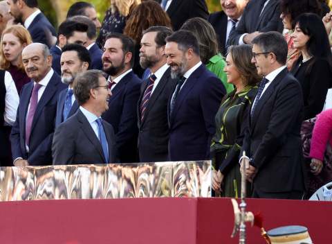  El presidente del PP, Alberto Núñez Feijóo, conversa con el líder de VOX, Santiago Abascal, durante el acto solemne de homenaje a la bandera nacional y desfile militar en el Día de la Hispanidad, a 12 de octubre de 2022, en Madrid (España).- EFE