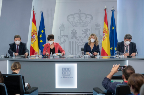  (I-D) El ministro de Agricultura, Pesca y Alimentación, Luis Planas; la ministra Portavoz, Isabel Rodríguez; la vicepresidenta segunda y ministra de Trabajo y Economía Social, Yolanda Díaz, y el ministro de Inclusión, Seguridad Social y Migraciones,