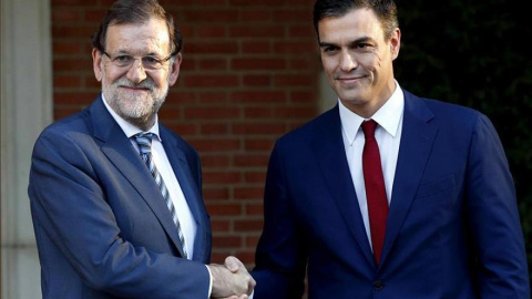 Mariano Rajoy, expresidente del Gobierno (i), y Pedro Sánchez, jefe del Ejecutivo, durante una reunión en Moncloa el 10 de octubre de 2017, cuando Rajoy era presidente.- EFE Mariano Rajoy, expresidente del Gobierno (i), y Pedro Sánchez, jefe del Ejecutivo, durante una reunión en Moncloa el 10 de octubre de 2017, cuando Rajoy era presidente.- EFE