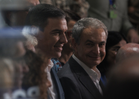 El expresidente José Luis Rodríguez Zapatero con el jefe del Ejecutivo, Pedro Sánchez, durante la inauguración de la exposición sobre los 40 años de la victoria electoral del PSOE de 1982, en la sede socialista de la madrileña calle Ferraz. E.P./A El expresidente José Luis Rodríguez Zapatero con el jefe del Ejecutivo, Pedro Sánchez, durante la inauguración de la exposición sobre los 40 años de la victoria electoral del PSOE de 1982, en la sede socialista de la madrileña calle Ferraz. E.P./Al