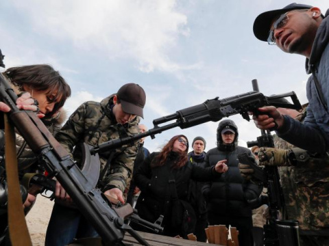 Civiles ucranianos reciben instrucciones para el uso de armas durante unos ejercicios de entrenamiento militar para civiles en Kiev.- EFE Civiles ucranianos reciben instrucciones para el uso de armas durante unos ejercicios de entrenamiento militar para civiles en Kiev.- EFE