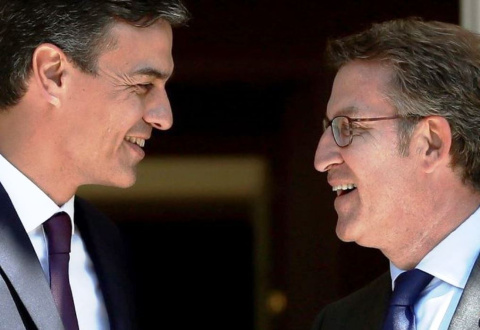 Pedro Sánchez, presidente del Gobierno (i), y Alberto Núñez Feijóo, líder del PP, durante un encuentro en La Moncloa.- EFE