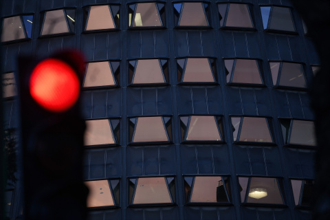 Un semáforo frente a la sede del Tribunal Constitucional el día que se celebra el Pleno extraordinario del Tribunal Constitucional (TC), a 19 de diciembre de 2022, en Madrid (España).- EUROPA PRESS Un semáforo frente a la sede del Tribunal Constitucional el día que se celebra el Pleno extraordinario del Tribunal Constitucional (TC), a 19 de diciembre de 2022, en Madrid (España).- EUROPA PRESS