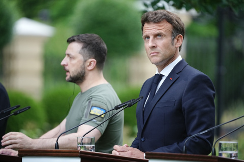  El presidente ucraniano Volodymyr Zelensky y el presidente francés Emmanuel Macron.- EUROPA PRESS