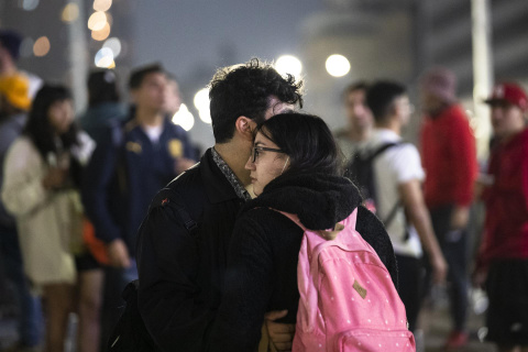  Personas se lamentan tras el triunfo del rechazo en el plebiscito constitucional chileno, en la Plaza Italia en Santiago (Chile).- EFE
