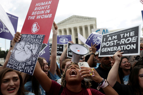 Los manifestantes contra el aborto celebran en el exterior del Tribunal Supremo de EEUU, en Washington, el fallo que anula la Roe vs Wade a favor del derecho a la interrupción del embarazo. REUTERS/Evelyn Hockstein
