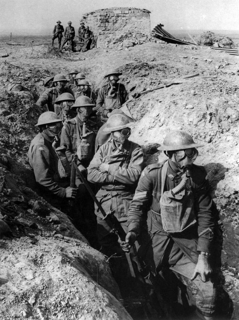 Soldados australianos con máscaras antigás en los alrededores de Ypres (fotografía tomada por el capitán Frank Hurley el 27 de septiembre de 1917). Wikimedia Commons / Australian War Memorial Soldados australianos con máscaras antigás en los alrededores de Ypres (fotografía tomada por el capitán Frank Hurley el 27 de septiembre de 1917). Wikimedia Commons / Australian War Memorial