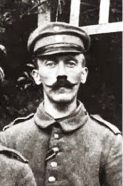Adolf Hitler durante su estancia en un hospital militar en 1918. Adolf Hitler durante su estancia en un hospital militar en 1918.