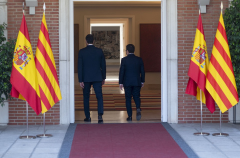  El presidente del Gobierno, Pedro Sánchez (i), y el de la Generalitat, Pere Aragonés, este verano en una reunión en Moncloa. / Alberto Ortega (Europa Press)