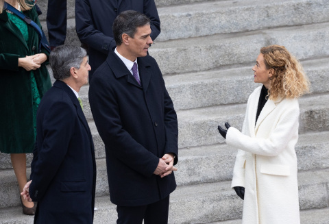 El presidente del Gobierno, Pedro Sánchez, conversa con la presidenta del Congreso, Meritxell Batet, en presencia del presidente del Tribunal Constitucional, Pedro González-Trevijano, antes del comienzo del acto institucional por el Día de la Constitu El presidente del Gobierno, Pedro Sánchez, conversa con la presidenta del Congreso, Meritxell Batet, en presencia del presidente del Tribunal Constitucional, Pedro González-Trevijano, antes del comienzo del acto institucional por el Día de la Constituc