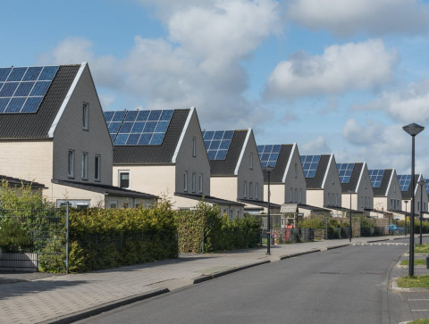Urbanización de nueva construcción con placas fotovoltaicas en los tejados de las viviendas. Shutterstock / Goldsithney Urbanización de nueva construcción con placas fotovoltaicas en los tejados de las viviendas. Shutterstock / Goldsithney