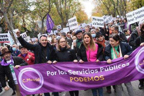 Las coportavoces de Podemos en la Asamblea de Madrid, Carolina Alonso y Alejandra Jacinto se manifiestan en una marcha por la sanidad pública, a 17 de diciembre de 2022, en Madrid (España). -Fernando Sánchez / Europa Press