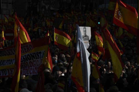  Miles de personas llenan esta sábado la plaza de Cibeles de Madrid con banderas de España, convocadas por diversas asociaciones para protestar contra el Gobierno de Pedro Sánchez y "en defensa" de la Constitución. EFE/Víctor Lerena