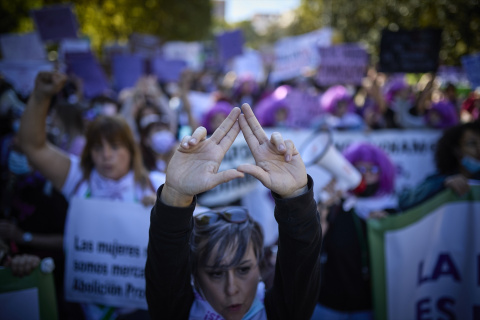 Una participante en una manifestación a favor de los derechos de la mujer, a 23 de octubre de 2021, en Madrid, (España). Foto: Jesús Hellín / Europa Press