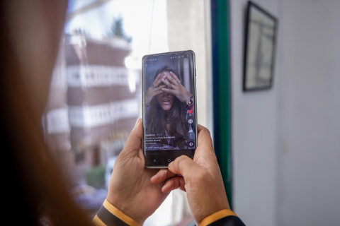 Una persona mira en su móvil el vídeo de una joven en la red musical Tik Tok, en Madrid (España), a 22 de septiembre de 2020. Foto: Ricardo Rubio / Europa Press Una persona mira en su móvil el vídeo de una joven en la red musical Tik Tok, en Madrid (España), a 22 de septiembre de 2020. Foto: Ricardo Rubio / Europa Press