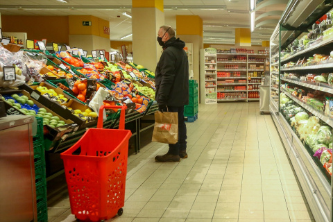 Un hombre en la sección de frutería de un supermercado de Madrid (España), a 12 de enero de 2021. -Ricardo Rubio / Europa Press Un hombre en la sección de frutería de un supermercado de Madrid (España), a 12 de enero de 2021. -Ricardo Rubio / Europa Press