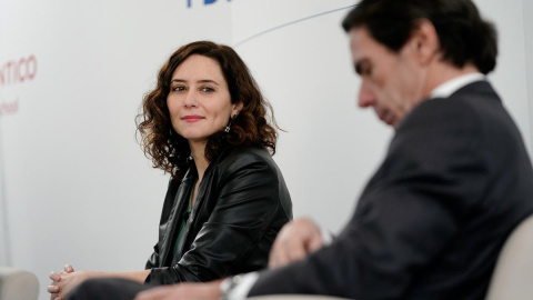  La presidenta de la Comunidad de Madrid, Isabel Díaz Ayuso, junto al expresidente del Gobierno, José María Aznar.- EFE