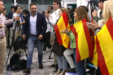  El líder de VOX Santiago Abascal (i) comparece ante la prensa para comentar los resultados electorales, hoy domingo en Madrid. EFE/Javier Lizón