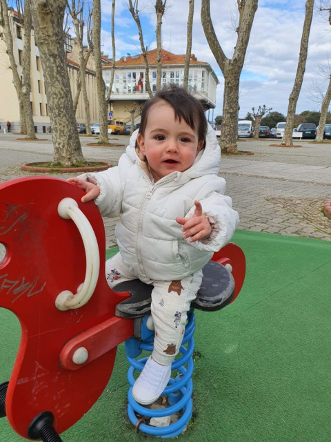 Aroa utiliza el dedo índice para señalar. Imagen cedida por los autores.