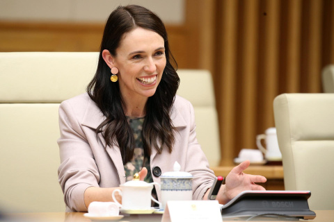 La primera ministra de Nueva Zelanda, Jacinda Ardern, habla con su homólogo vietnamita, Pham Minh Chinh (no aparece en la foto), durante una reunión bilateral en la Oficina del Gobierno en Hanoi, Vietnam, el 14 de noviembre de 2022 (reeditado el 19 de La primera ministra de Nueva Zelanda, Jacinda Ardern, habla con su homólogo vietnamita, Pham Minh Chinh (no aparece en la foto), durante una reunión bilateral en la Oficina del Gobierno en Hanoi, Vietnam, el 14 de noviembre de 2022 (reeditado el 19 de