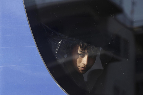 Un menor migrante se sienta dentro de un autobús que llevará a los migrantes desde el puerto de Kalamata a un centro de recepción de migrantes en Malakasa, Grecia, este viernes, tras ser rescatados. -YANNIS KOLESIDIS / EFE Un menor migrante se sienta dentro de un autobús que llevará a los migrantes desde el puerto de Kalamata a un centro de recepción de migrantes en Malakasa, Grecia, este viernes, tras ser rescatados. -YANNIS KOLESIDIS / EFE
