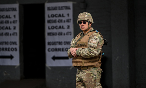  Un soldado monta guardia mientras los trabajadores del Servel (Servicio Electoral de Chile) ayudan a montar los colegios electorales para la elección del Consejo Constitucional que redactará una propuesta para una nueva constitución, en el Estadio Nac