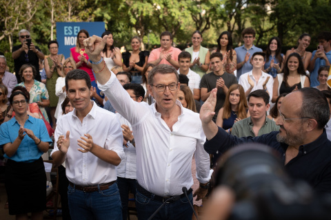 El candidato del PP para la Presidencia del Gobierno, Alberto Níñez Feijóo (c), durante un mitin para las elecciones del 23J en Turó Park, a 17 de julio de 2023, en Barcelona, Catalunya (España). David Zorrakino / Europa Press El candidato del PP para la Presidencia del Gobierno, Alberto Níñez Feijóo (c), durante un mitin para las elecciones del 23J en Turó Park, a 17 de julio de 2023, en Barcelona, Catalunya (España). David Zorrakino / Europa Press