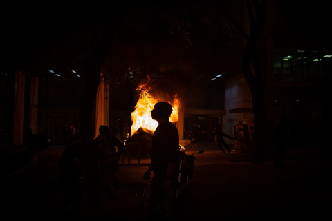 Un contenedor ardiendo tras la manifestación en apoyo a Pablo Hasel en Barcelona, Cataluña (España), a 16 de febrero de 2021.David Zorraquino / Europa Press Un contenedor ardiendo tras la manifestación en apoyo a Pablo Hasel en Barcelona, Cataluña (España), a 16 de febrero de 2021.David Zorraquino / Europa Press