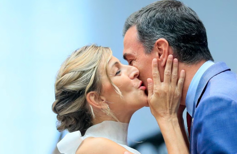  Pedro Sánchez saludaba a Yolanda Díaz durante la clausura del acto de presentación del PERTE de Economía Social y de los Cuidados, el viernes en Madrid.FERNANDO ALVARADO (EFE)