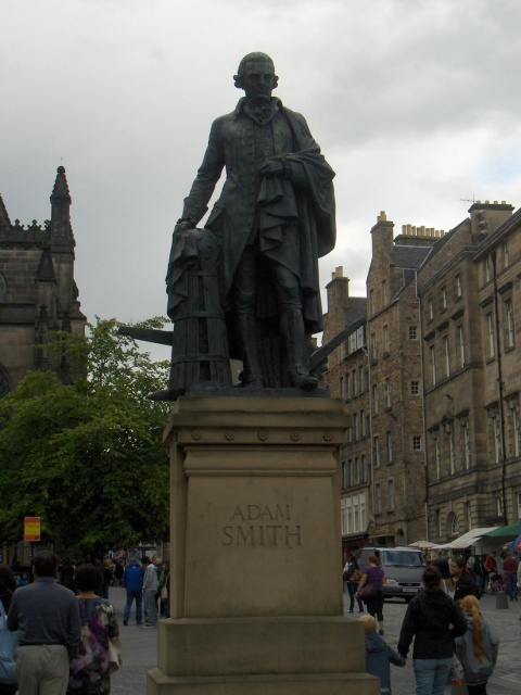 Estatua de Adam Smith en Edimburgo. Estatua de Adam Smith en Edimburgo.