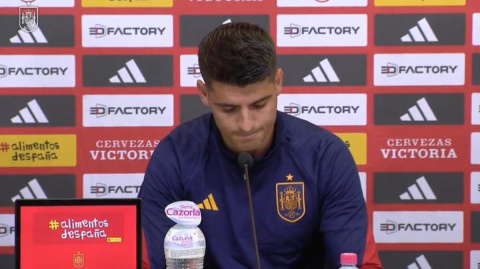  El futbolista Álvaro Morata durante la lectura del comunicado conjunto de los jugadores de la Selección