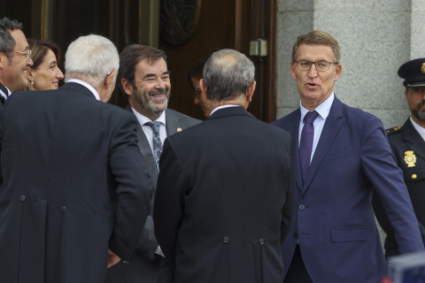  El presidente sustituto del Consejo General del Poder Judicial (CGPJ) (c), Vicente Guilarte (c), saluda al líder del Partido Popular, Alberto Núñez Feijoo (d), a su salida de acto de apertura del Año Judicial 2023-2024, este jueves en la sede del Tri