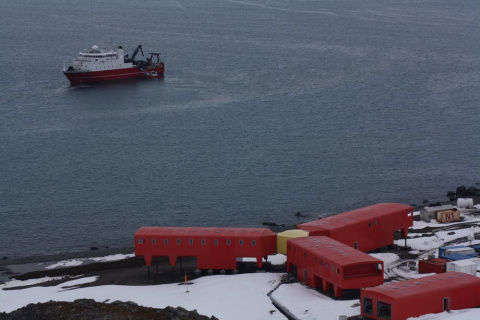 ase Antártica Española Juan Carlos I y buque polar español Sarmiento de Gamboa. Andrés Barbosa, Author provided ase Antártica Española Juan Carlos I y buque polar español Sarmiento de Gamboa. Andrés Barbosa, Author provided