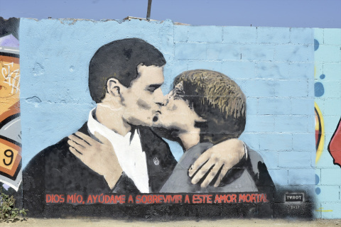  Vista del la pintura del presidente español y candidato del PSOE a la reelección Pedro Sánchez y al expresidente de la Generalitat y eurodiputado de Junts, Carles Puigdemont, dándose un beso en el mural del artista urbano TVBoy, en la plaza de las Gl