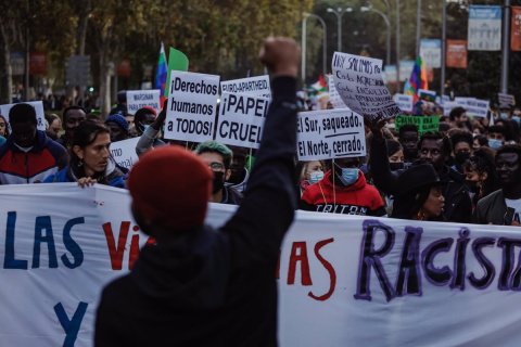 Un grupo de personas participa en una manifestación antirracista por la capital, a 13 de noviembre de 2021, en Madrid (España). Foto: Carlos Luján / Europa Press