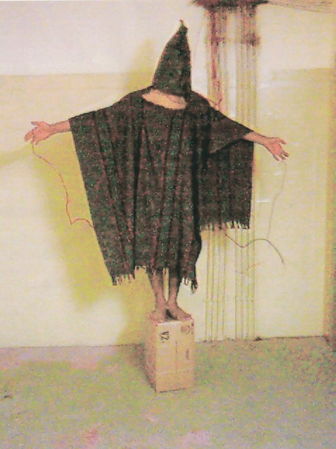 El prisionero de la prisión de Abu Ghraib (Irak) Abdou Hussain Saad Faleh (Gilligan), siendo torturado con cables electrificados conectados a sus manos y genitales. Fotografía tomada el 4 de noviembre de 2003. Wikimedia Commons / U.S. Government El prisionero de la prisión de Abu Ghraib (Irak) Abdou Hussain Saad Faleh (Gilligan), siendo torturado con cables electrificados conectados a sus manos y genitales. Fotografía tomada el 4 de noviembre de 2003