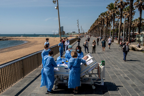  Paciente con coronavirus frente a la playa / David Ramos / Getty