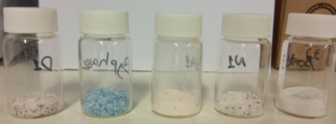 Microplásticos obtenidos de diferentes productos en el laboratorio. Author provided Microplásticos obtenidos de diferentes productos en el laboratorio. Author provided